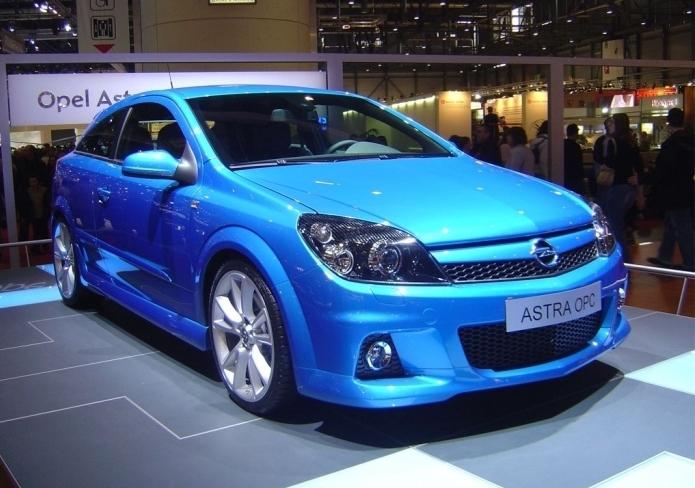 Opel Astra OPC - coche de carreras en el cuerpo de la ventana trasera