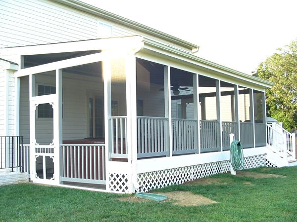 Terraza y terraza: una adición exitosa a una casa de campo