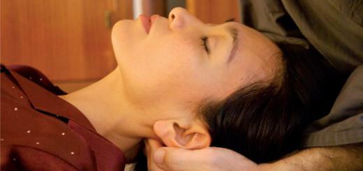 El masaje facial es un tratamiento efectivo para la piel. Masaje para el rejuvenecimiento facial